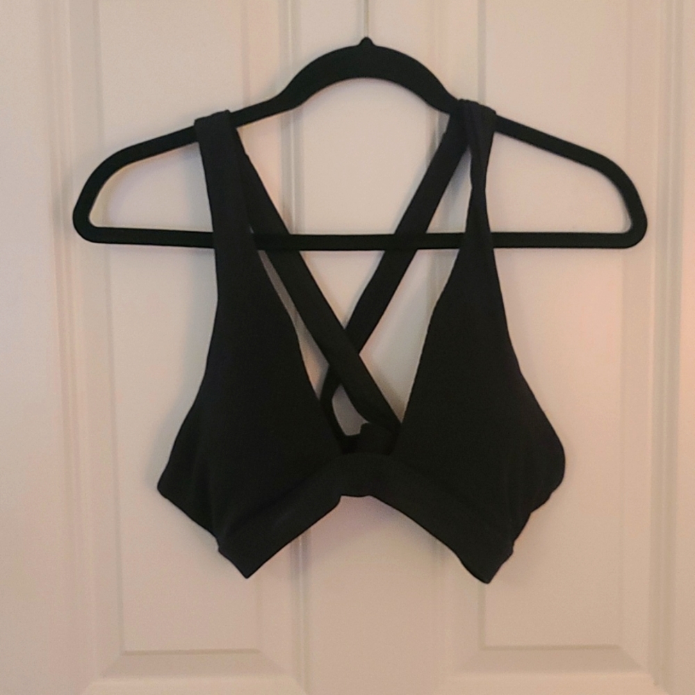 Alo workout top or cute piece to go under a larger shirt. No padding included.